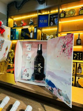 Hộp quà Tenjaku Pure Malt whisky 40% vol chai 700ml- bình – 2 ly sứ
