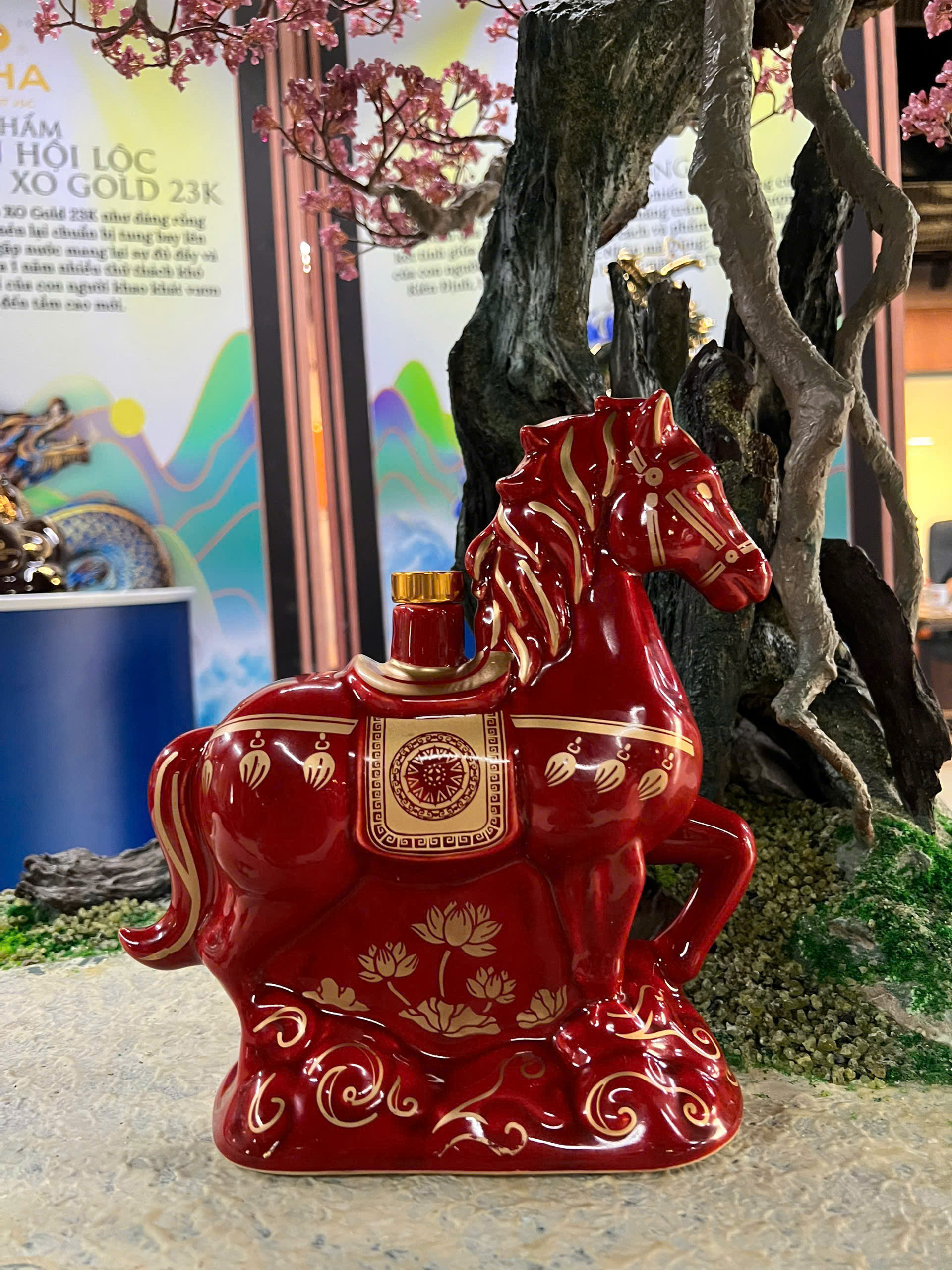 Bình rượu hình con ngựa sứ đỏ