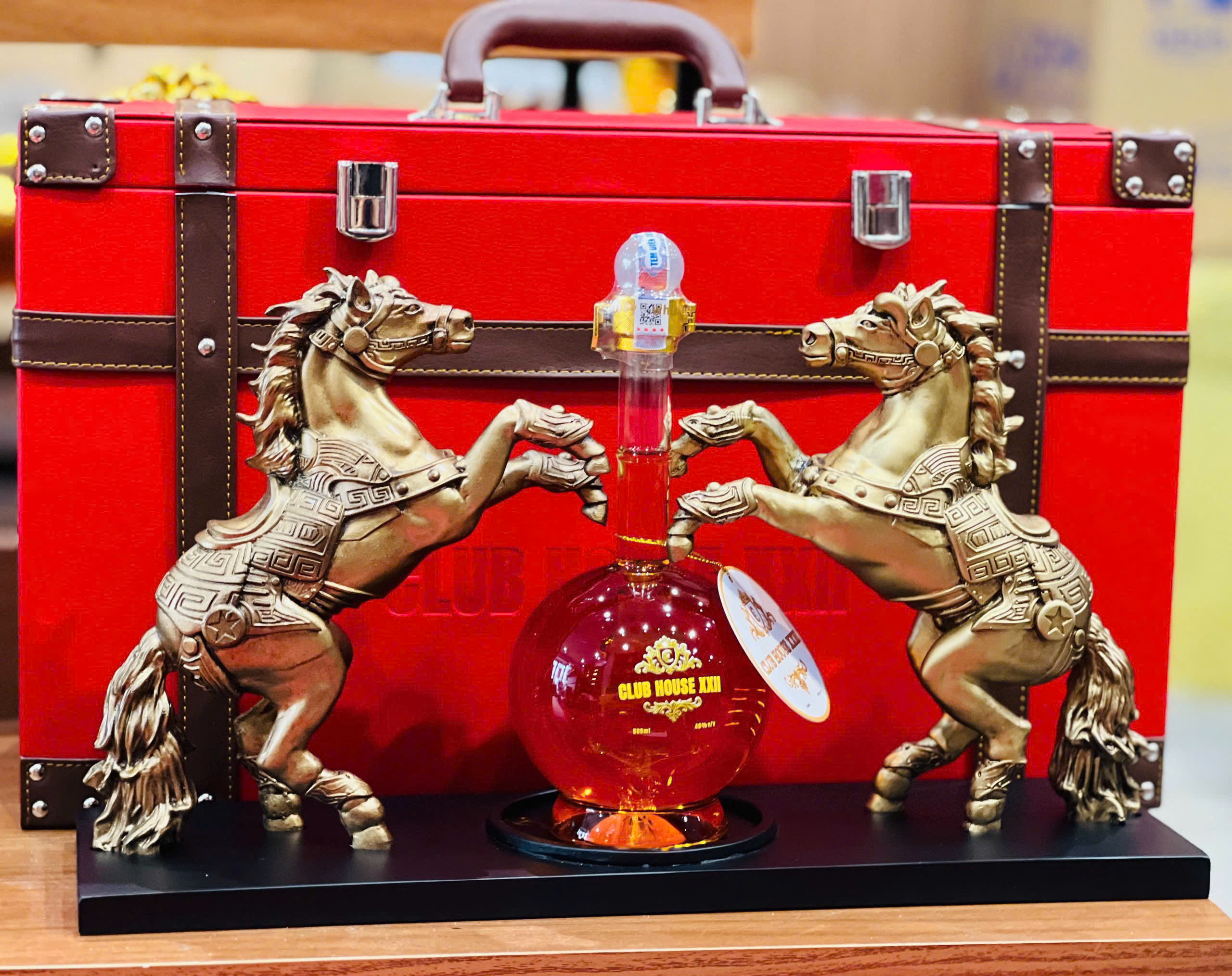 Ngựa Đôi Song Mã Kim Loại + Rượu Club House XXII vàng